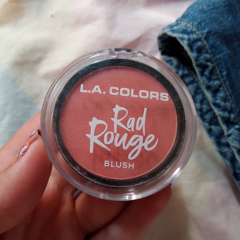 A Brown blush but you can also use as bronzer!
